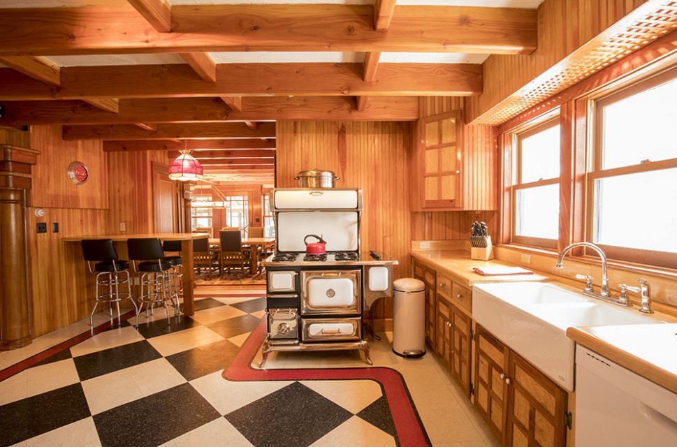 WELL EQUIPPED RETRO KITCHEN