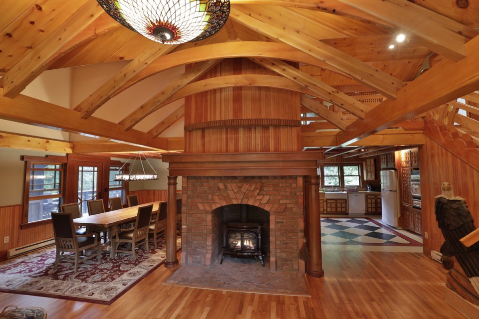 OPEN AREA GREAT FOR ENTERTAINING