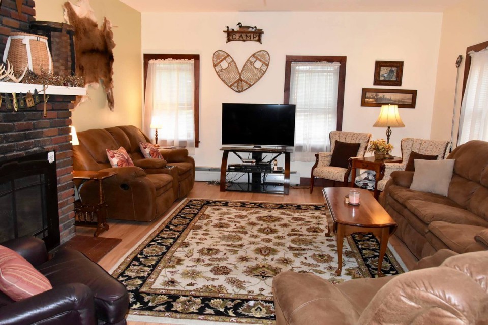 Master living room lots of recliners
