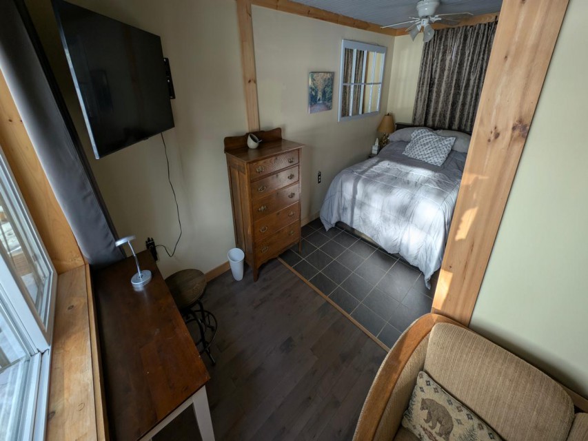 Queen Size Master Bedroom w/Smart TV