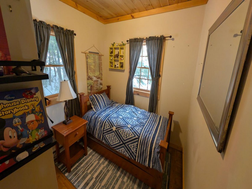 Bedroom 3 w/Single bed and Trundle single bed under