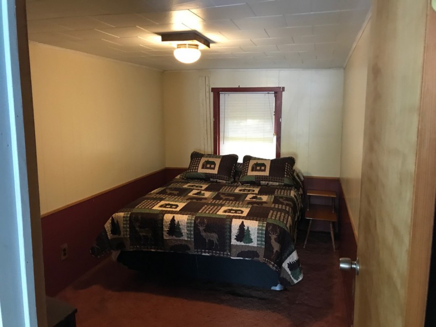 Right Unit Bedroom 2 - Queen Bed