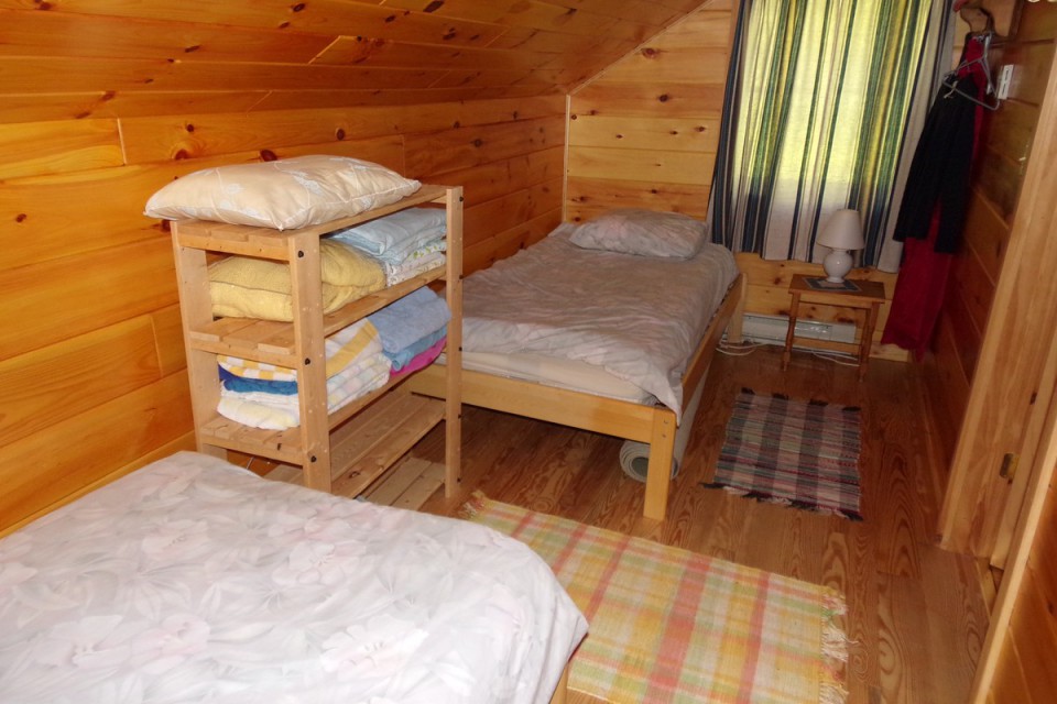 upstairs enclosed bedroom w 2 twin beds