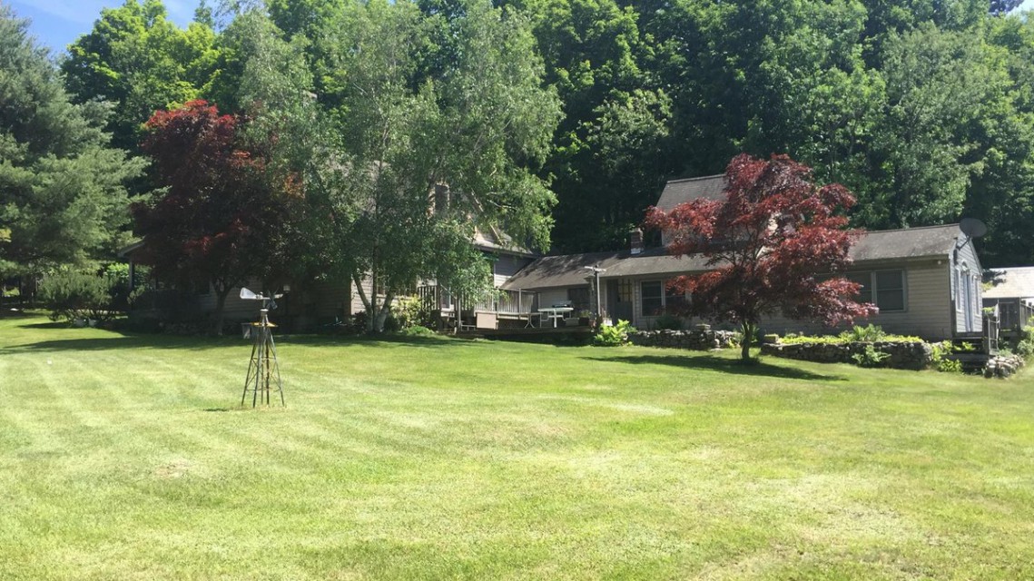 1 acre of lawn, relax and enjoy the quiet.