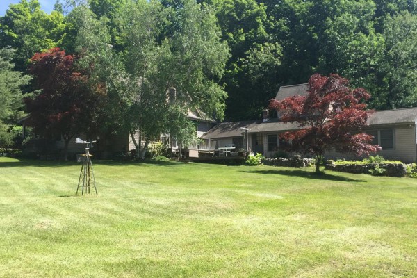 1 acre of lawn, relax and enjoy the quiet.