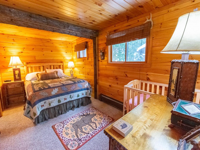 Moose Queen Bedroom with Crib & en suite full bathroom