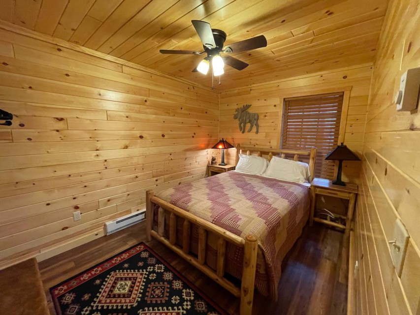 Queen Bedroom Main Cabin