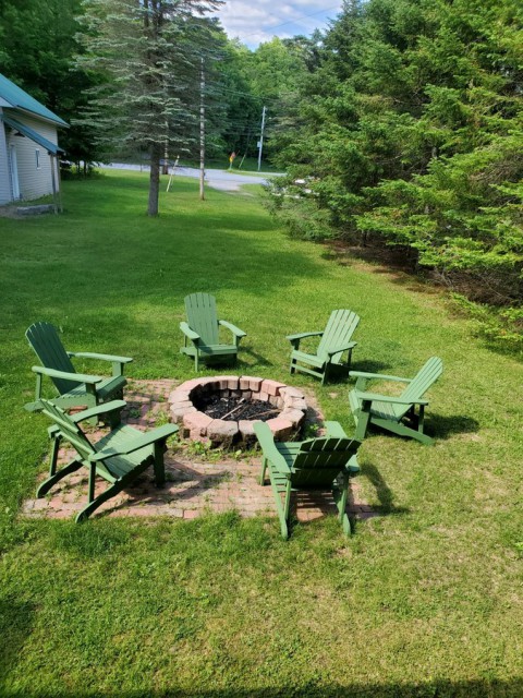 Large Backyard w/ firepit and outdoor games available