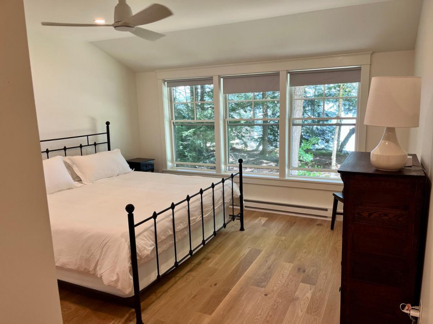 Master bedroom with lakeviews. King bed. 1st floor.