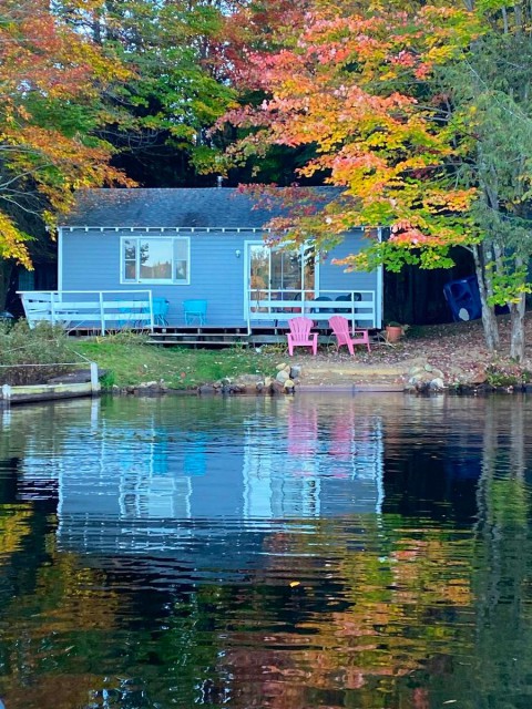 Gribneau's Getaway sits right on the shore of 6th Lake!