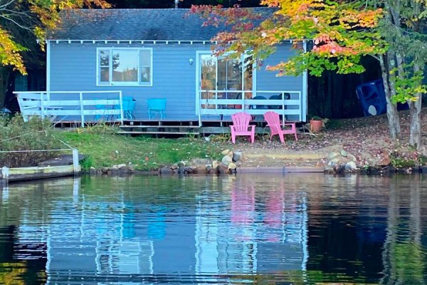 Gribneau's Getaway sits right on the shore of 6th Lake!