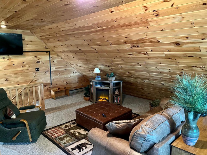Cozy living area w/ elec. fireplace & 50" Wi-Fi TV