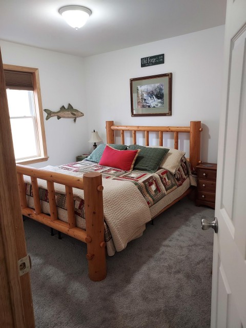 2nd Bedroom: Queen Bed
