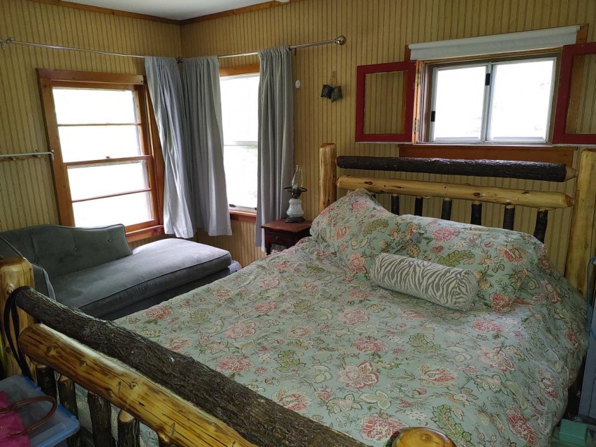 Bedroom 3: Queen bed