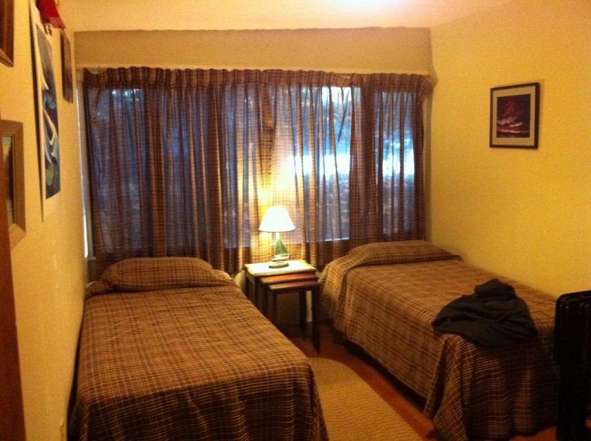 Middle bedroom 