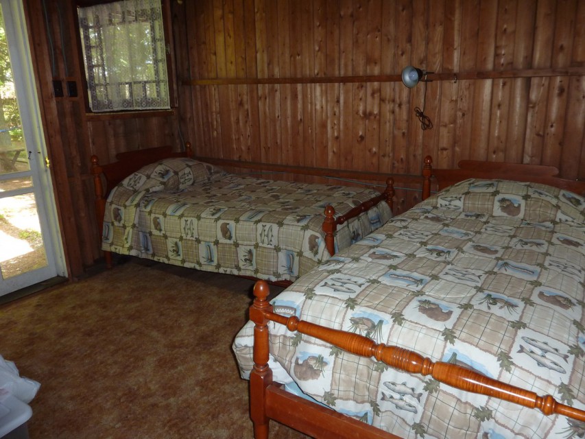 Spare bedroom with twin beds.
