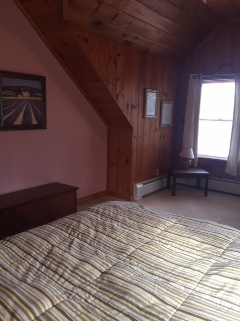 Lakeview Upstairs Queen Bedroom
