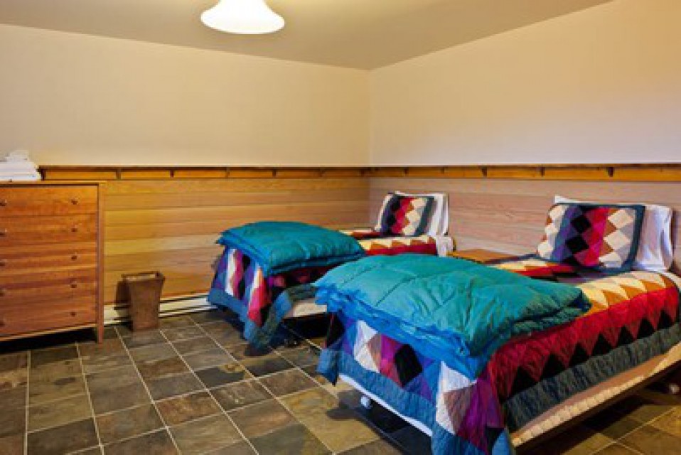 Bedroom with twin beds