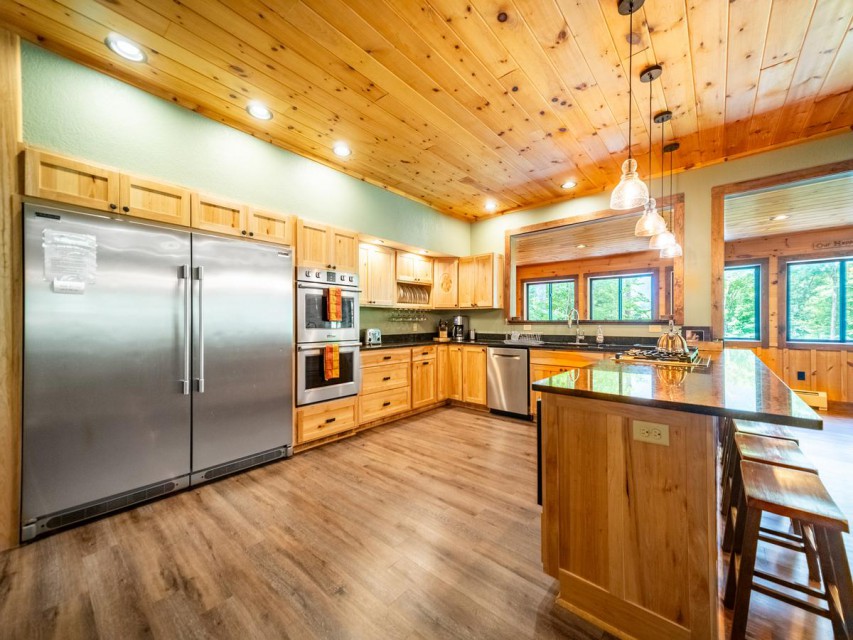 Gas stove, Large fridge, Double ovens with Mtn Views