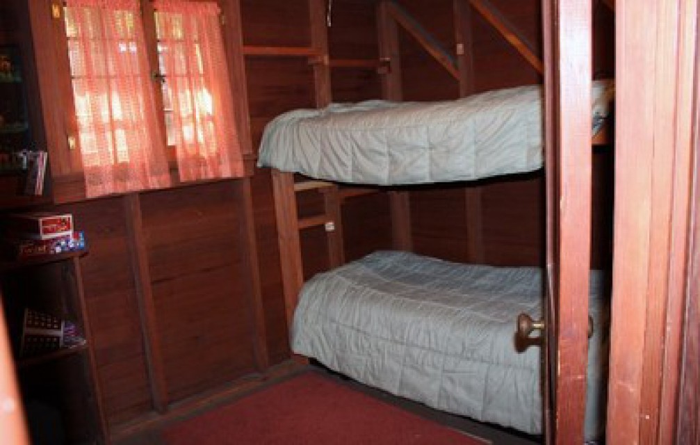 bunkbeds with pull out 3rd trundle bed Ceder Chest