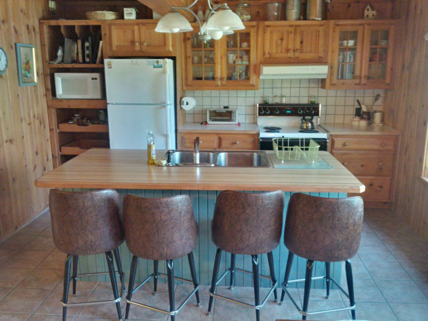 Full kitchen, center island with barstools