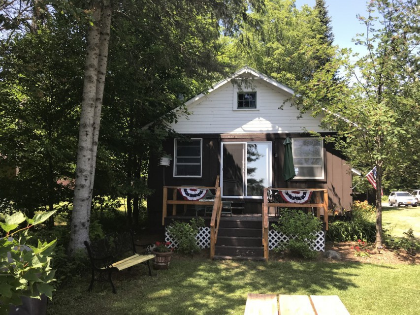 Cozy Guest cottage w/lakefront - 15 feet from House