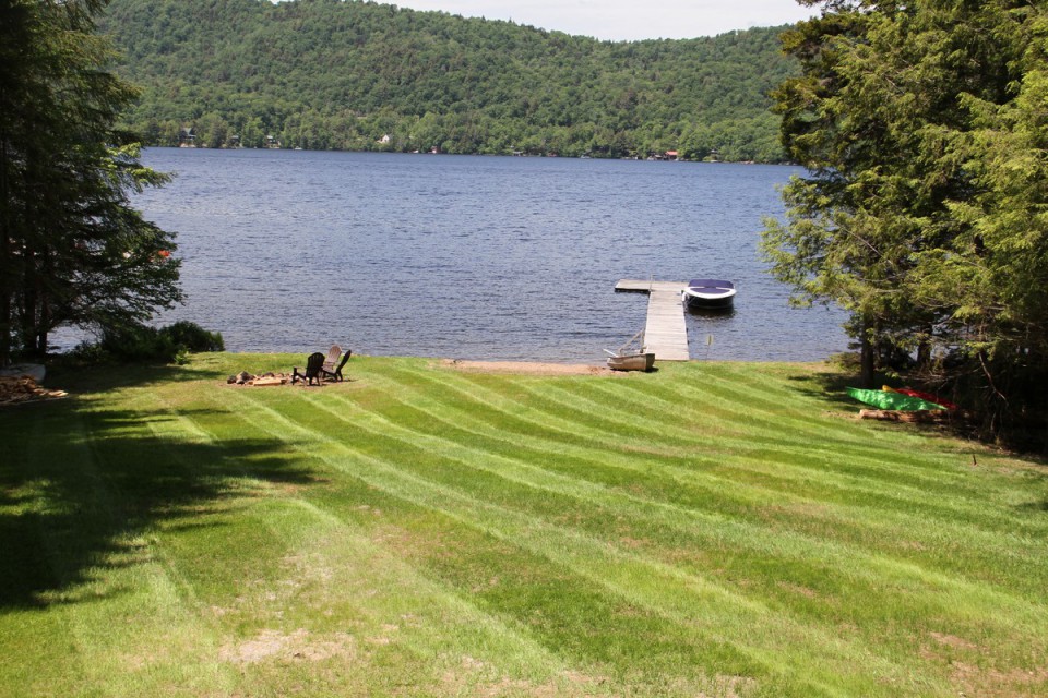 Gently sloping yard to beach and lake