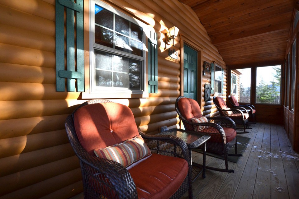 RELAX IN THE SCREENED PORCH