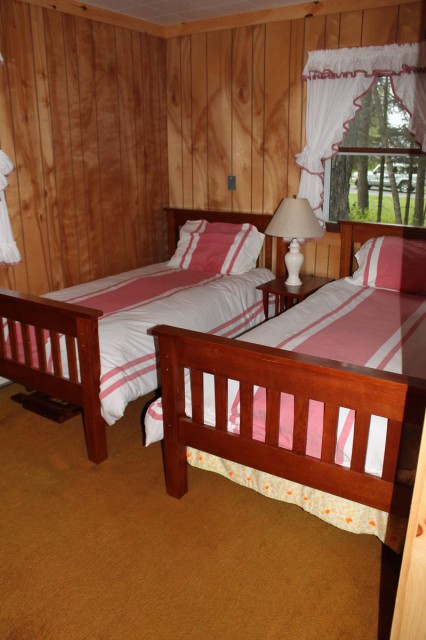 Bedroom with 2 twin beds